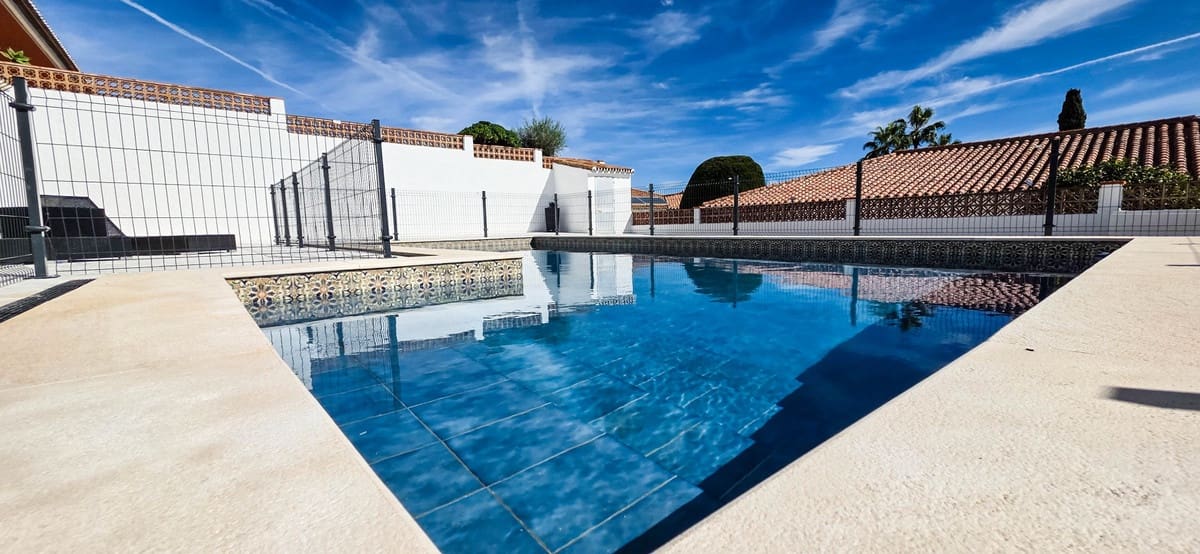 4 bedroom Villa for sale in Manilva with pool garage - € 975,000 (Ref: 9483204)