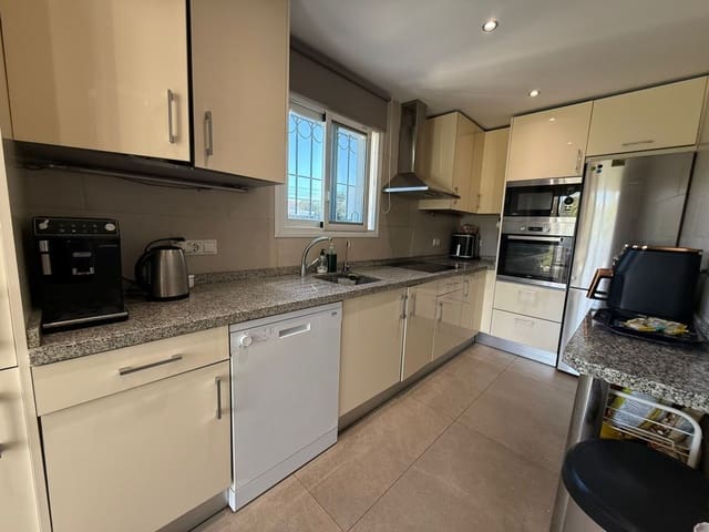 Casa de 3 habitaciones en Estepona en venta con piscina - 370.000 € (Ref: 9483216)