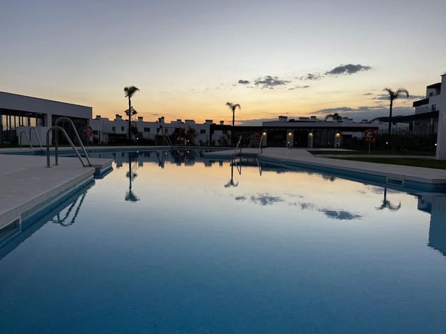 2 slaapkamer Penthouse te koop in Estepona met zwembad garage - € 399.000 (Ref: 9483574)