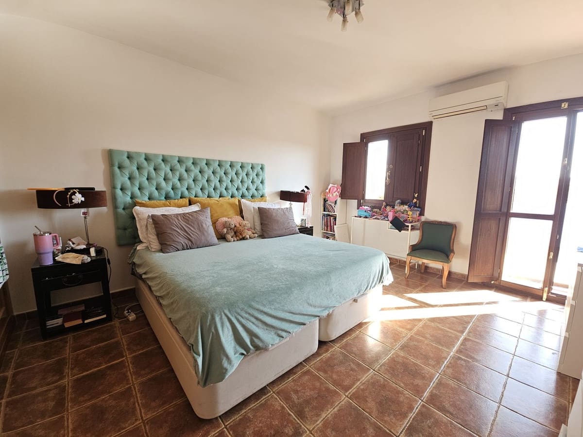 4 soveværelse Byhus til salg i El Paraiso med swimmingpool garage - € 550.000 (Ref: 9486876)