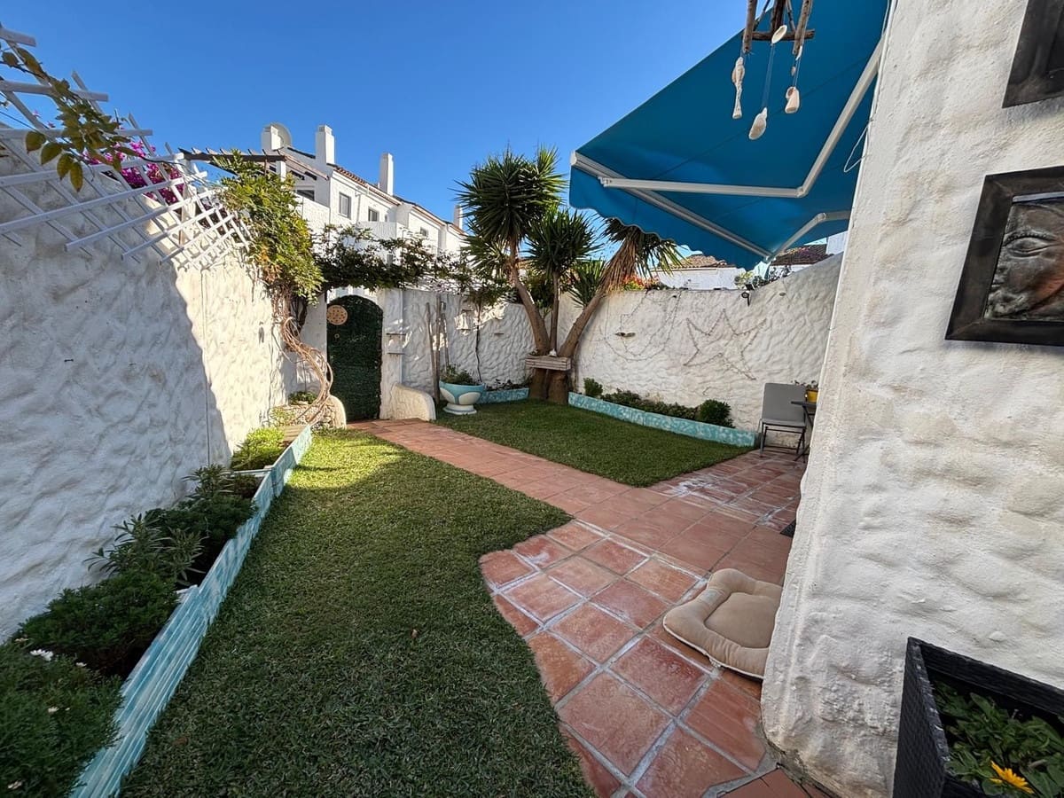 3 soveværelse Byhus til salg i El Paraiso med swimmingpool - € 495.000 (Ref: 9486878)