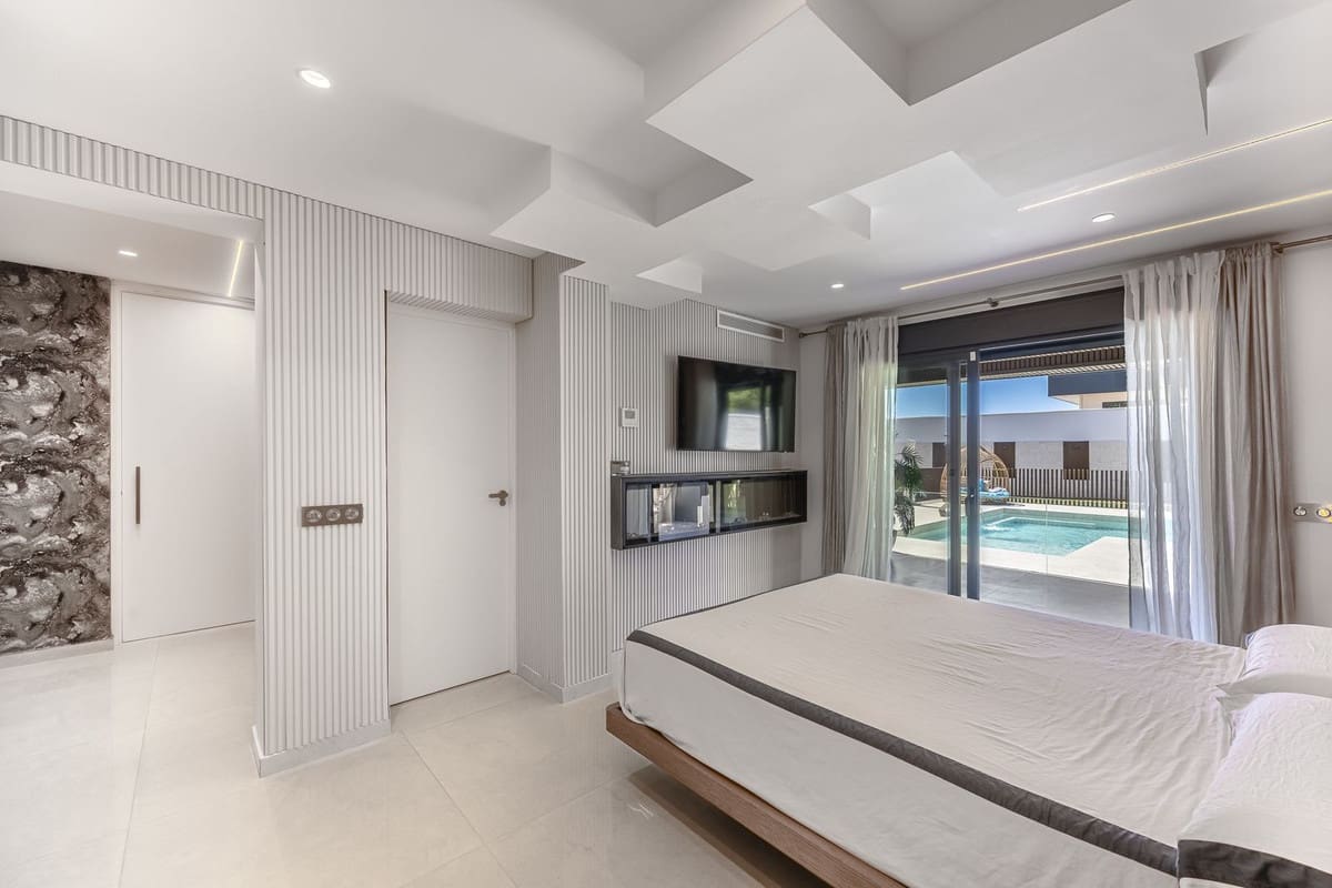 3 soveværelse Villa til salg i Estepona med swimmingpool garage - € 1.800.000 (Ref: 9498011)