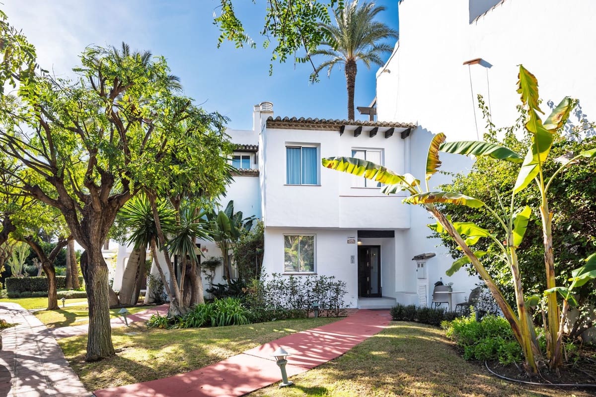 3 sovrum Hus till salu i Costalita med pool garage - 1 095 000 € (Ref: 9500276)