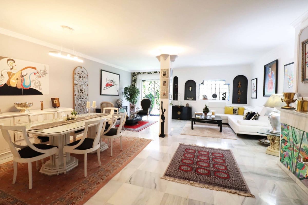 4 bedroom Townhouse for sale in Estepona with pool garage - € 530,000 (Ref: 9524985)