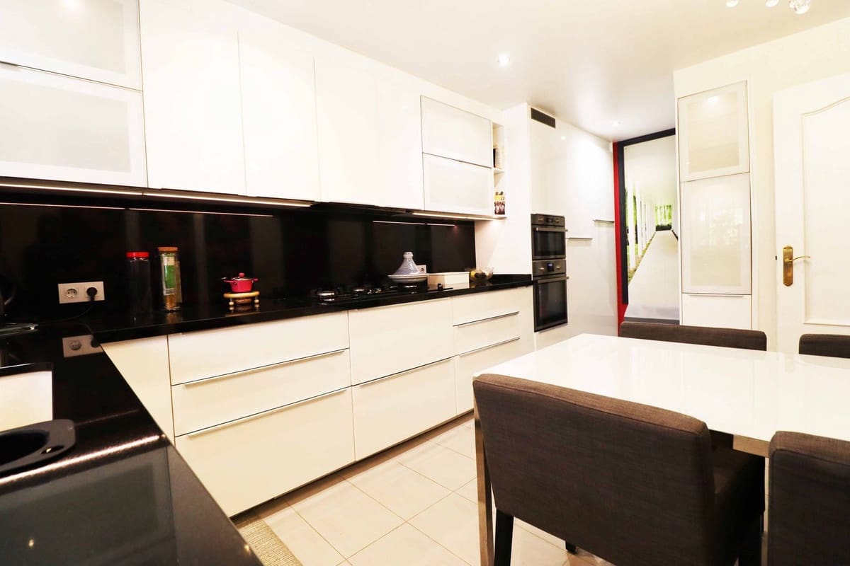 4 bedroom Townhouse for sale in Estepona with pool garage - € 530,000 (Ref: 9524985)