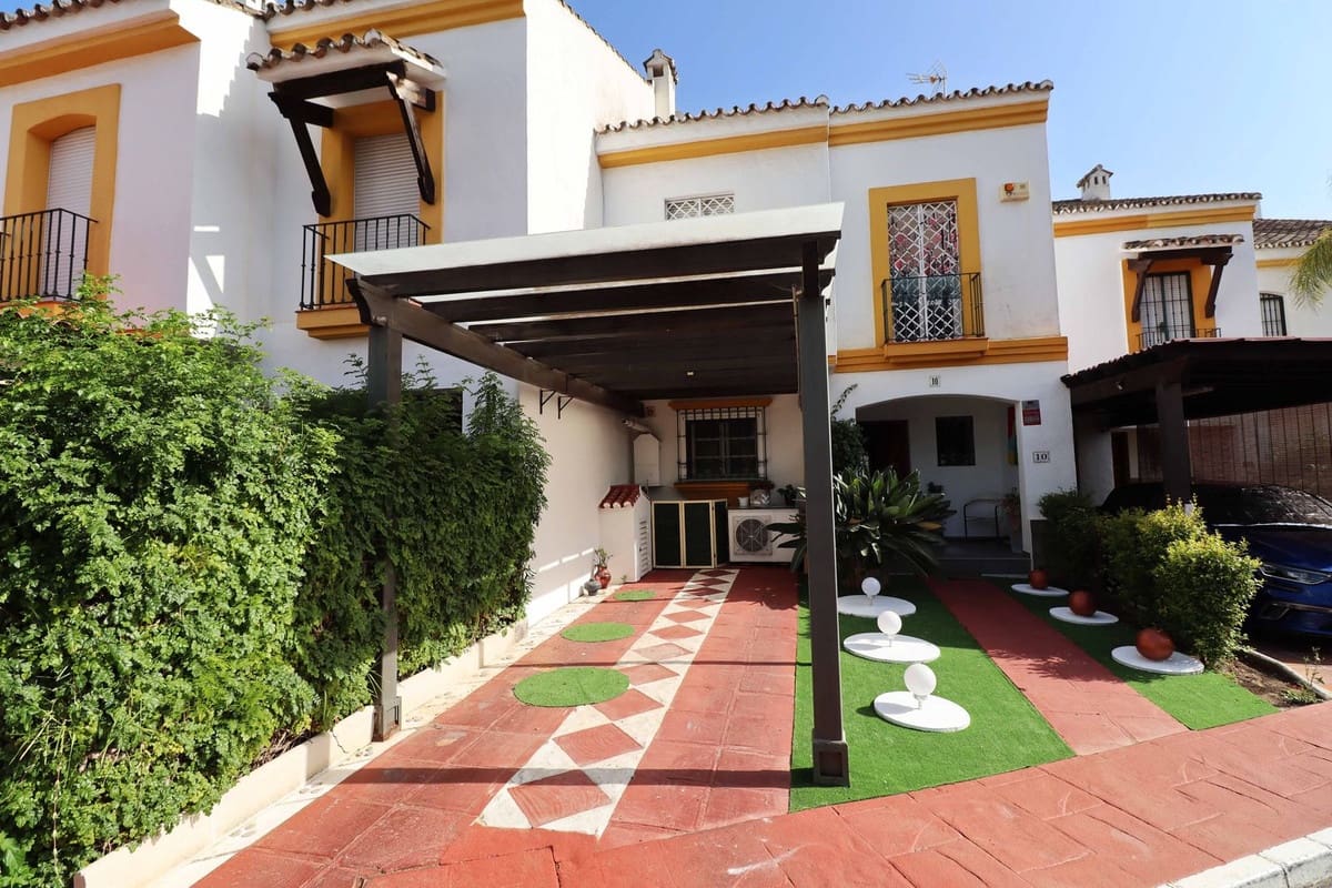 4 bedroom Townhouse for sale in Estepona with pool garage - € 530,000 (Ref: 9524985)