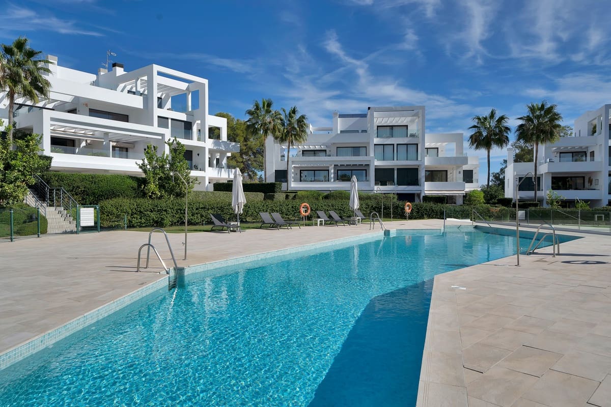 3 bedroom Apartment for sale in Estepona with pool - € 895,000 (Ref: 9525525)