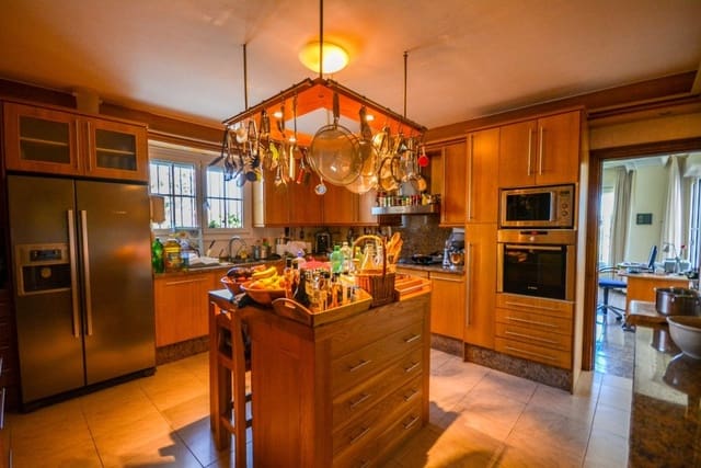 8 soveværelse Villa til salg i Estepona med swimmingpool garage - € 2.100.000 (Ref: 9525732)