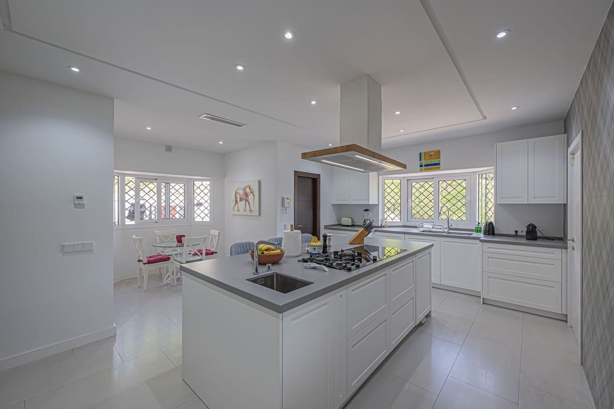 4 soverom Villa til salgs i El Paraiso med svømmebasseng garasje - € 2 480 000 (Ref: 9528706)