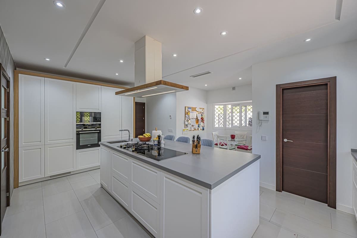 4 soverom Villa til salgs i El Paraiso med svømmebasseng garasje - € 2 480 000 (Ref: 9528706)