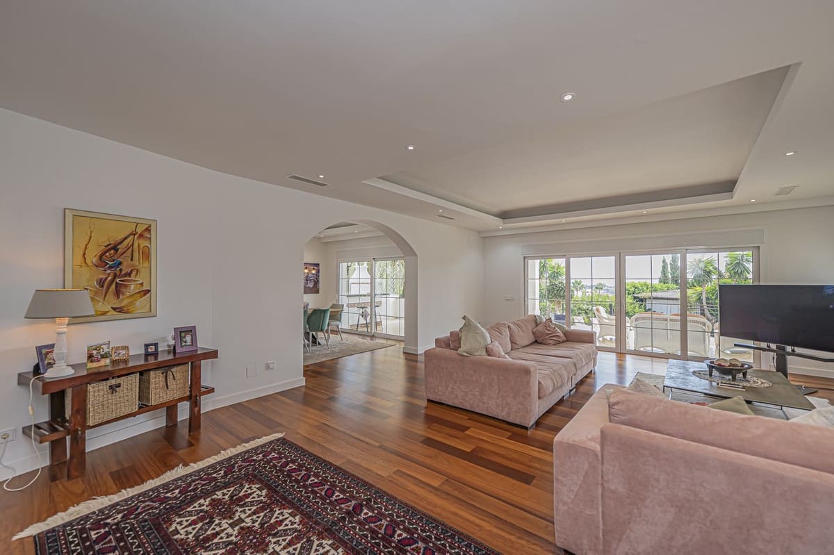 4 soverom Villa til salgs i El Paraiso med svømmebasseng garasje - € 2 480 000 (Ref: 9528706)