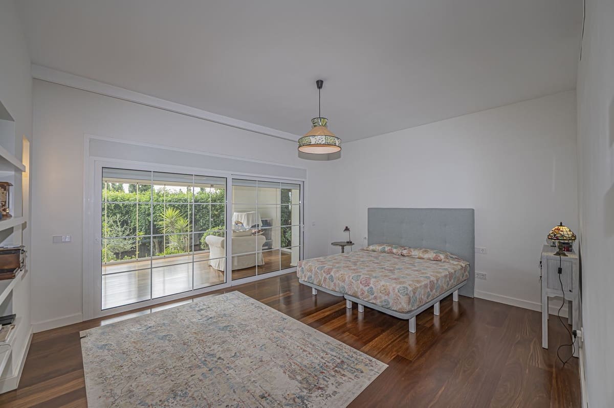 4 soverom Villa til salgs i El Paraiso med svømmebasseng garasje - € 2 480 000 (Ref: 9528706)