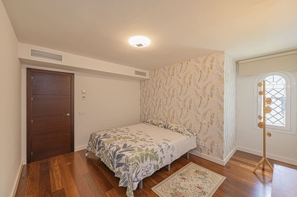 4 soverom Villa til salgs i El Paraiso med svømmebasseng garasje - € 2 480 000 (Ref: 9528706)