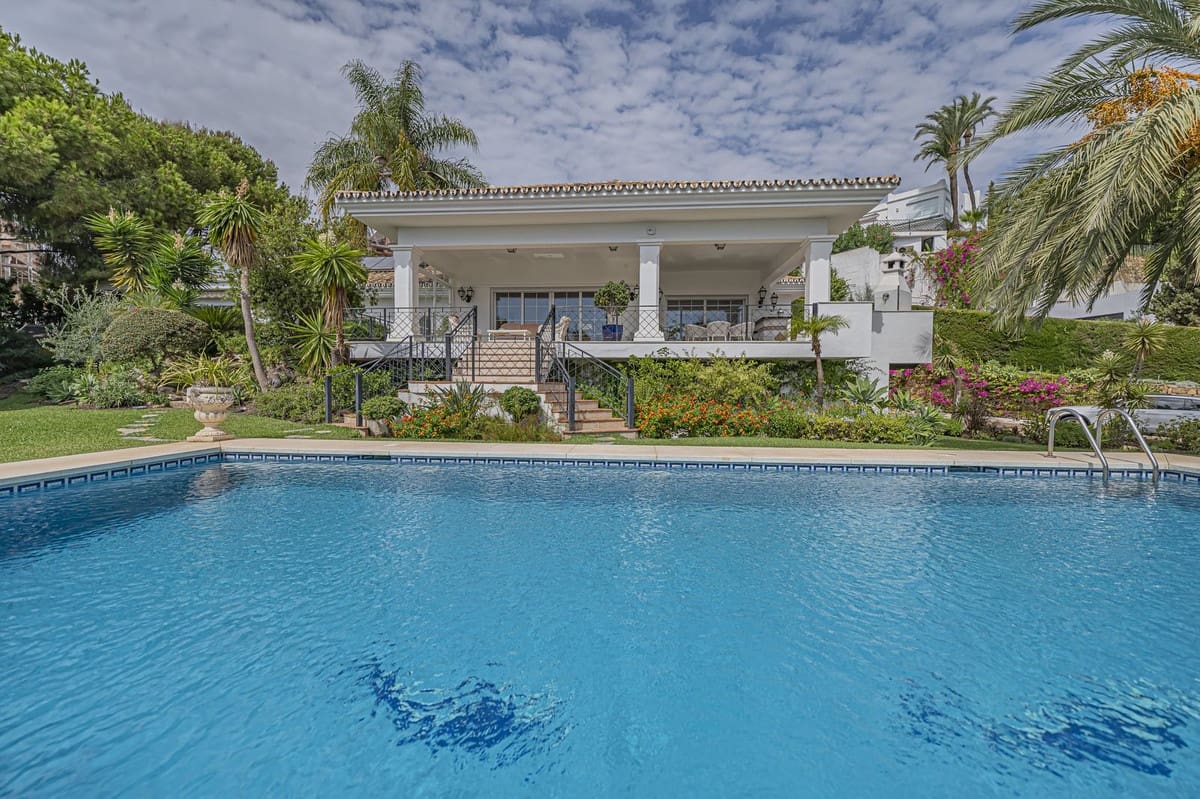 4 soverom Villa til salgs i El Paraiso med svømmebasseng garasje - € 2 480 000 (Ref: 9528706)