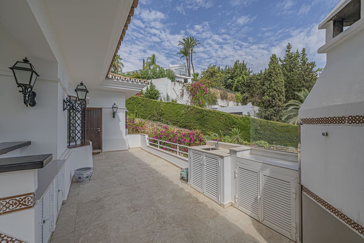 4 soverom Villa til salgs i El Paraiso med svømmebasseng garasje - € 2 480 000 (Ref: 9528706)