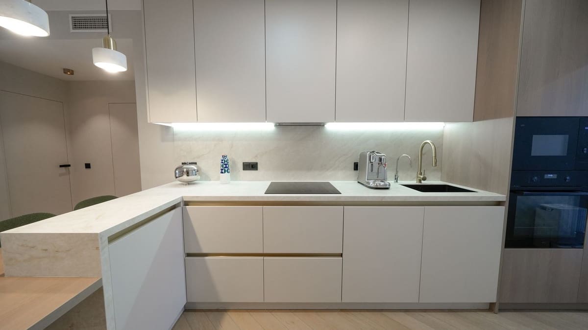 2 bedroom Apartment for sale in Estepona with pool garage - € 825,000 (Ref: 9528707)