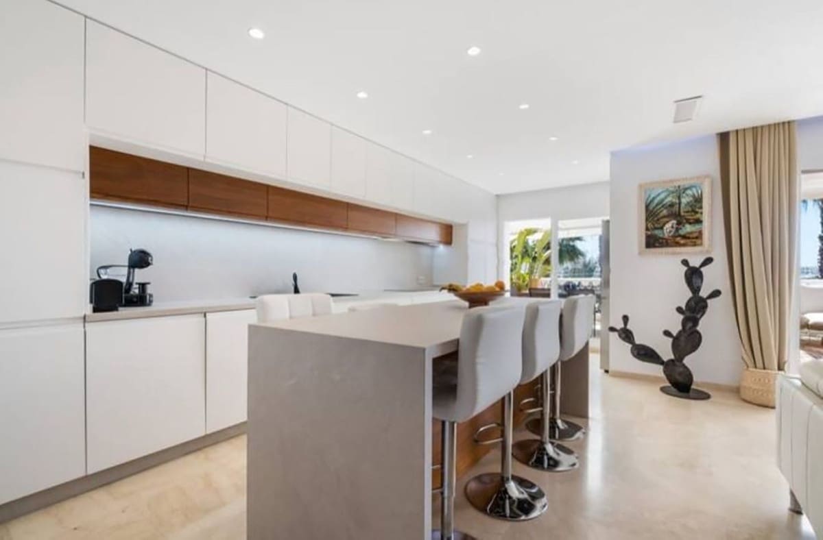 4 sovrum Takvåning till salu i Estepona med pool garage - 1 190 000 € (Ref: 9537369)