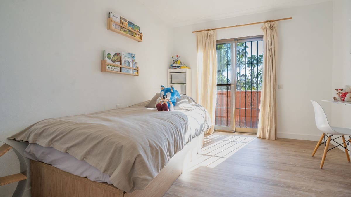 5 bedroom Villa for sale in Nueva Andalucia with pool garage - € 1,700,000 (Ref: 9542414)