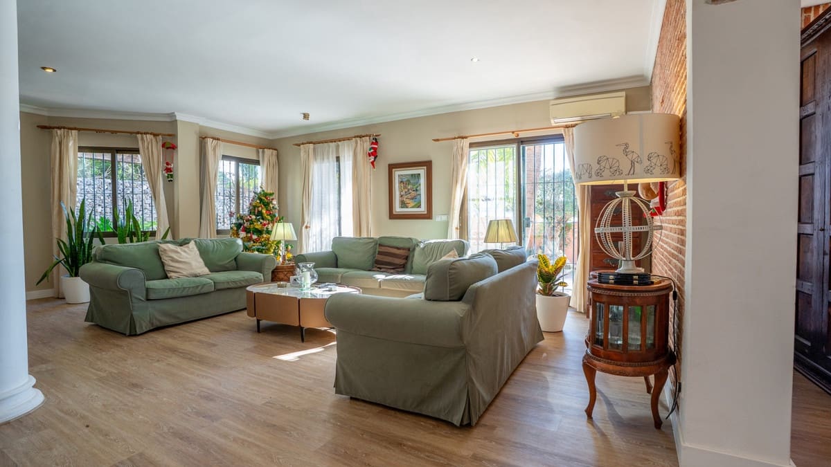 5 bedroom Villa for sale in Nueva Andalucia with pool garage - € 1,700,000 (Ref: 9542414)