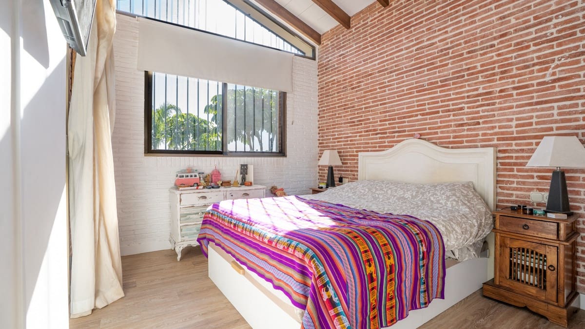 5 bedroom Villa for sale in Nueva Andalucia with pool garage - € 1,700,000 (Ref: 9542414)