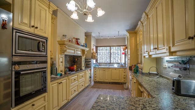 5 quarto Moradia para venda em Nueva Andalucia, Marbella com piscina garagem - 1 700 000 € (Ref: 9542414)