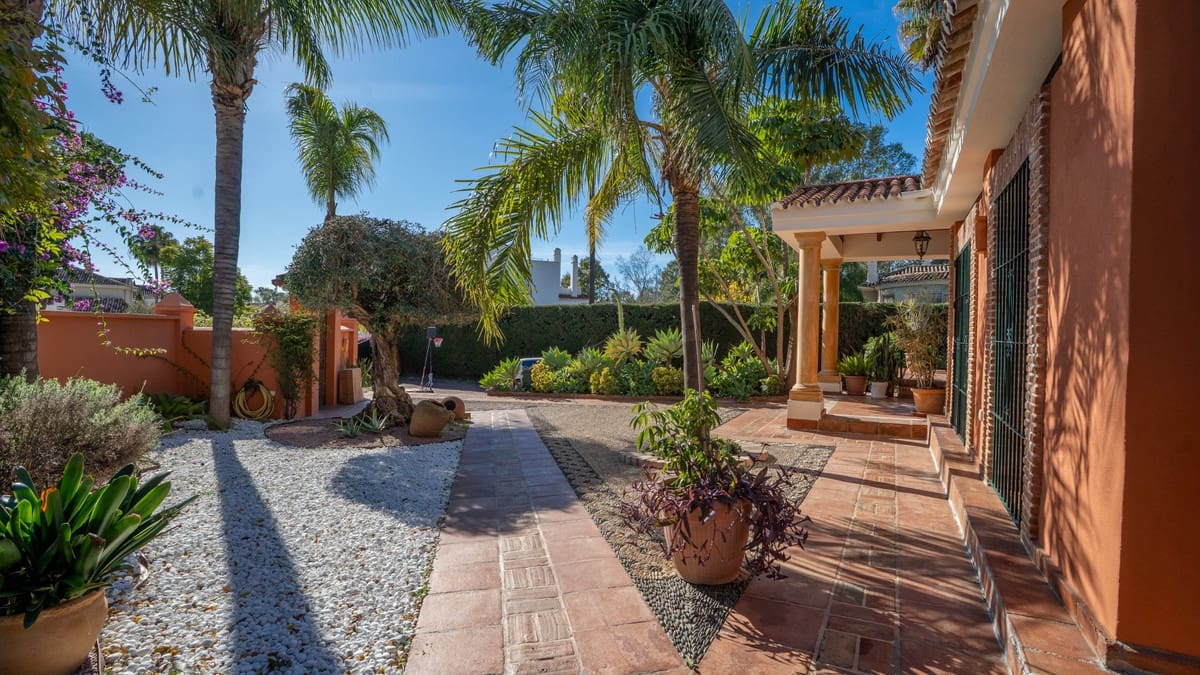 5 bedroom Villa for sale in Nueva Andalucia with pool garage - € 1,700,000 (Ref: 9542414)