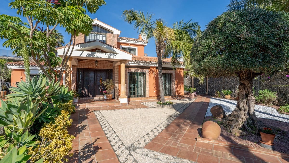 5 bedroom Villa for sale in Nueva Andalucia with pool garage - € 1,700,000 (Ref: 9542414)