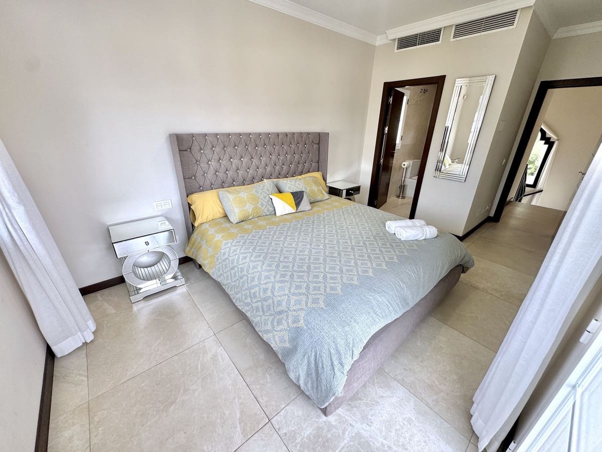 5 bedroom Villa for sale in Nueva Andalucia with pool garage - € 1,695,000 (Ref: 9542415)