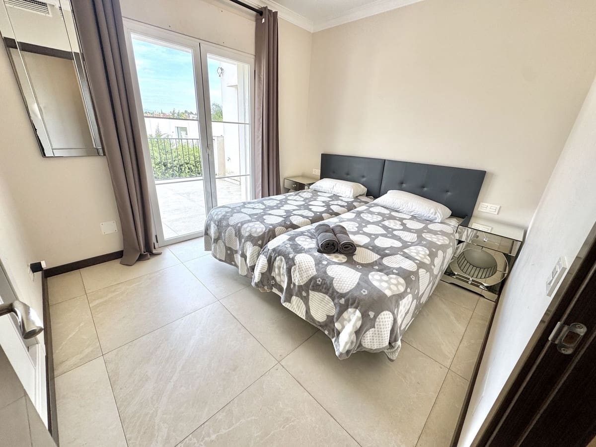 5 bedroom Villa for sale in Nueva Andalucia with pool garage - € 1,695,000 (Ref: 9542415)