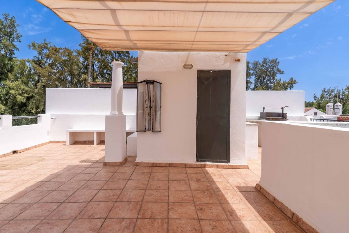 3 soveværelse Byhus til salg i Nueva Andalucia med swimmingpool - € 499.999 (Ref: 9556146)