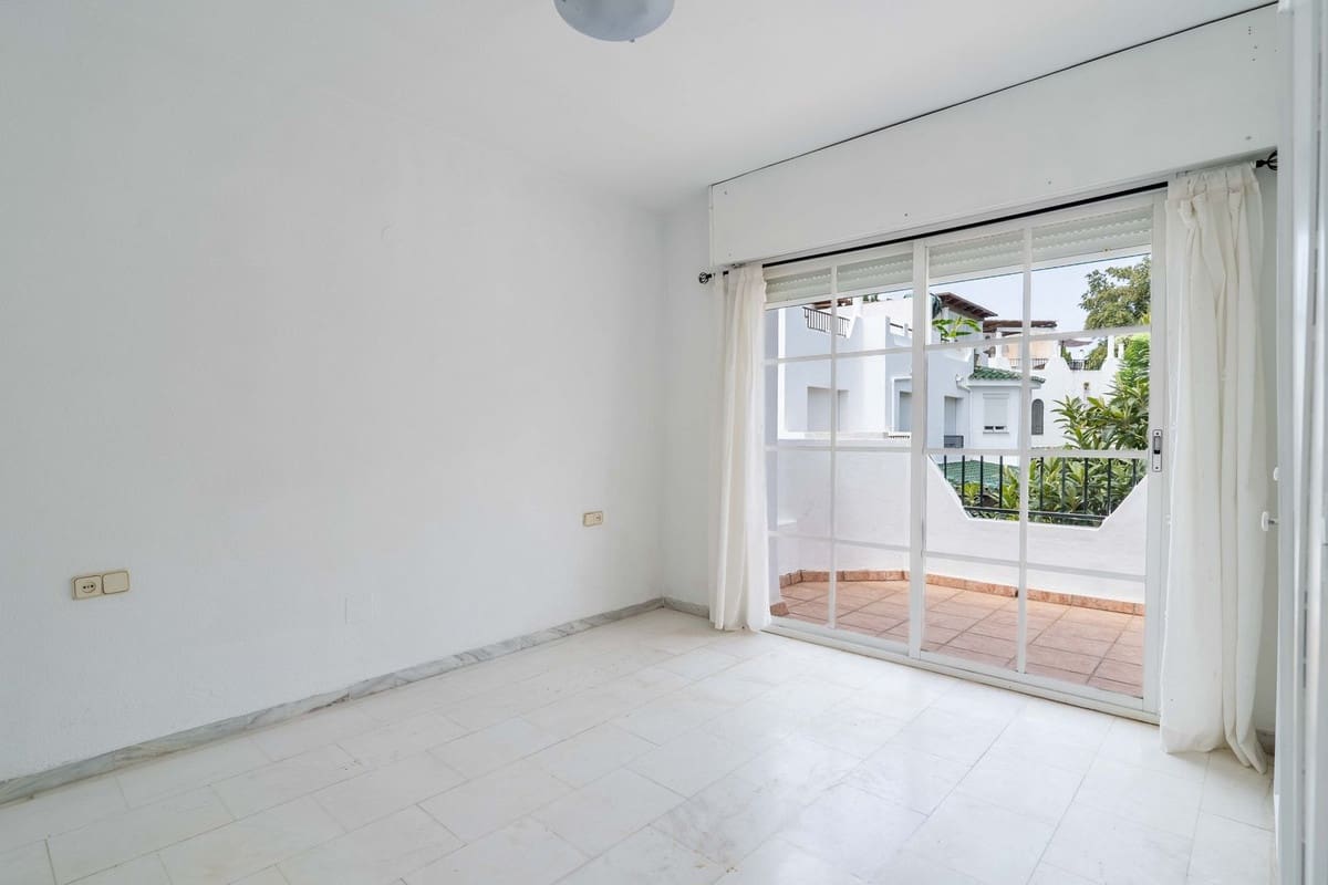 3 soveværelse Byhus til salg i Nueva Andalucia med swimmingpool - € 499.999 (Ref: 9556146)