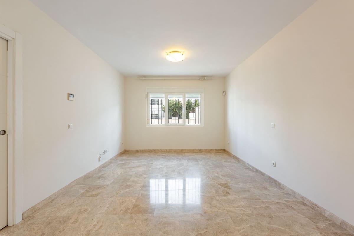 3 slaapkamer Huis te koop in Nueva Andalucia met zwembad - € 589.000 (Ref: 9556208)