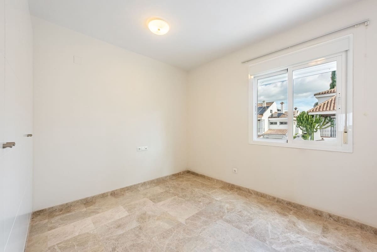 3 slaapkamer Huis te koop in Nueva Andalucia met zwembad - € 589.000 (Ref: 9556208)