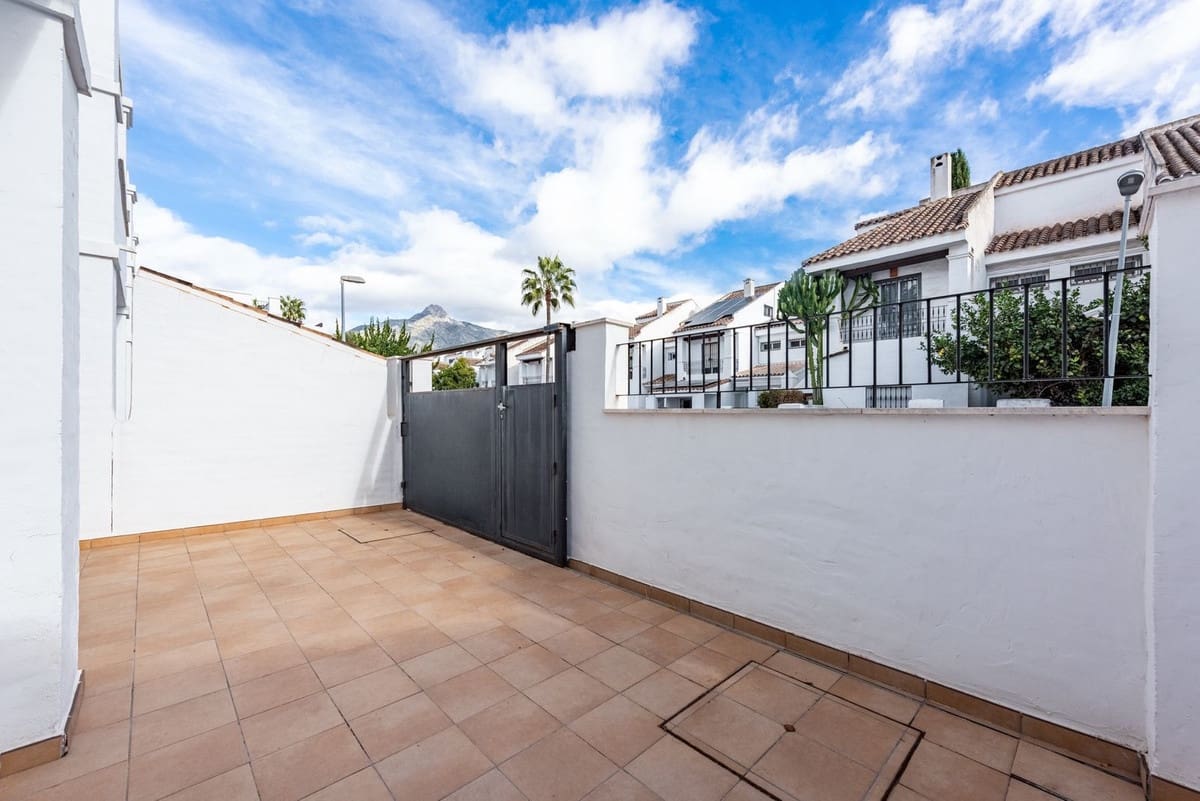 3 slaapkamer Huis te koop in Nueva Andalucia met zwembad - € 589.000 (Ref: 9556208)