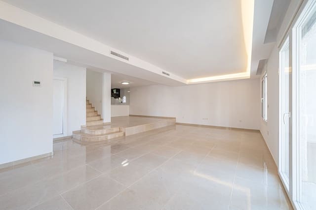 3 Zimmer Haus zu verkaufen in Nueva Andalucia, Marbella mit Pool Garage - 699.000 € (Ref: 9557396)