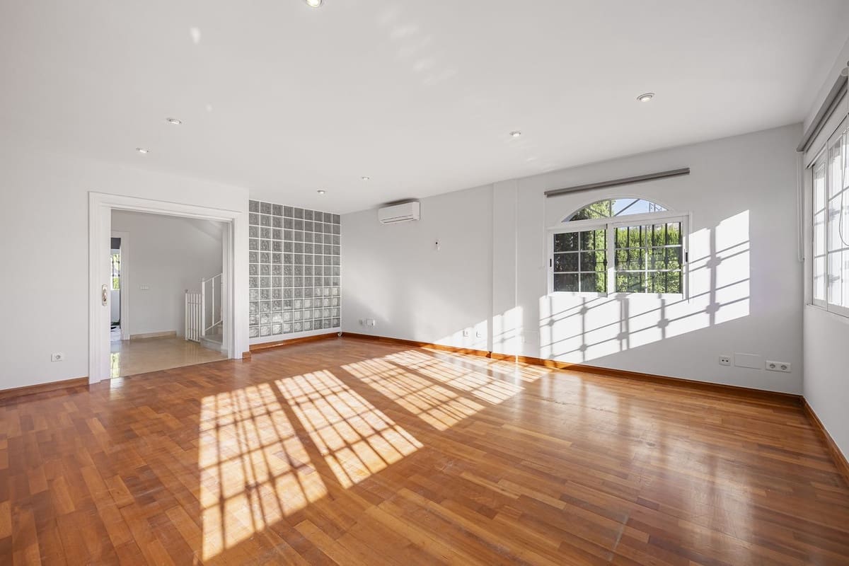 4 soveværelse Byhus til salg i Nueva Andalucia med swimmingpool garage - € 645.000 (Ref: 9557397)