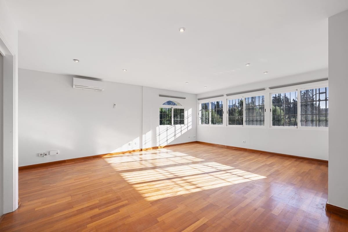 4 soveværelse Byhus til salg i Nueva Andalucia med swimmingpool garage - € 645.000 (Ref: 9557397)