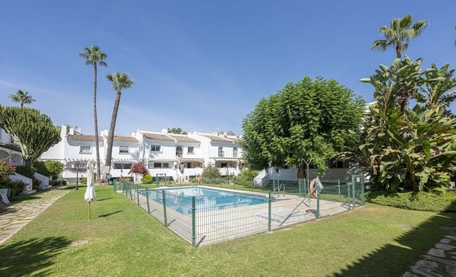 4 soveværelse Byhus til salg i Nueva Andalucia, Marbella med swimmingpool garage - € 645.000 (Ref: 9557397)