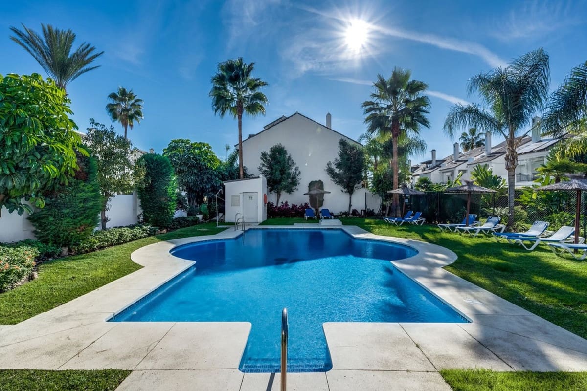 4 slaapkamer Huis te koop in Nueva Andalucia met zwembad - € 755.000 (Ref: 9558730)