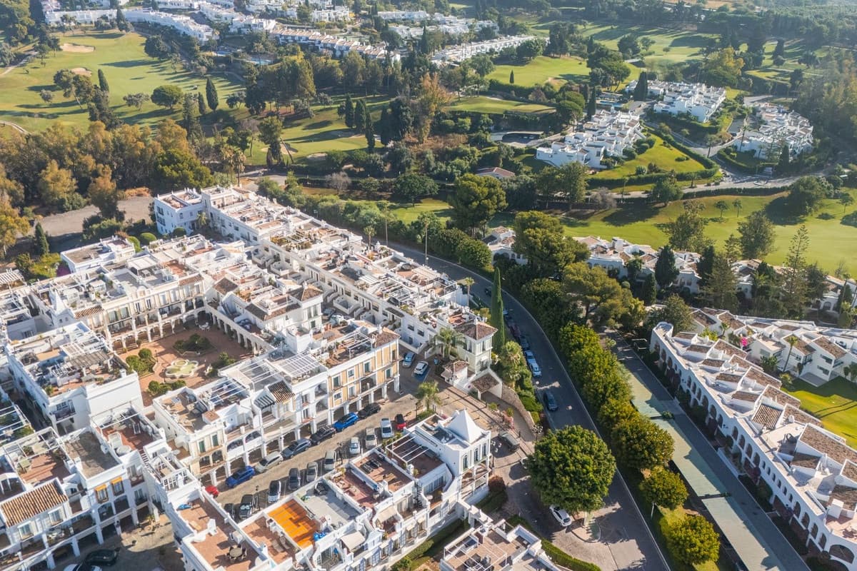 2 makuuhuone Omakotitalo myytävänä paikassa Nueva Andalucia mukana uima-altaan - 730 000 € (Ref: 9558731)