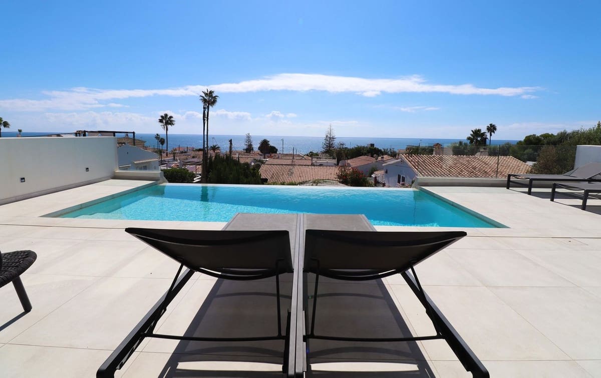 5 bedroom Villa for sale in La Cala de Mijas with pool garage - € 1,450,000 (Ref: 9562178)