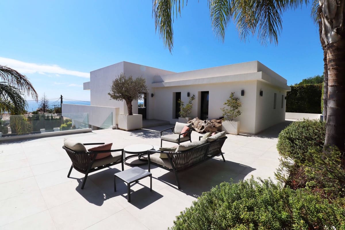5 bedroom Villa for sale in La Cala de Mijas with pool garage - € 1,450,000 (Ref: 9562178)