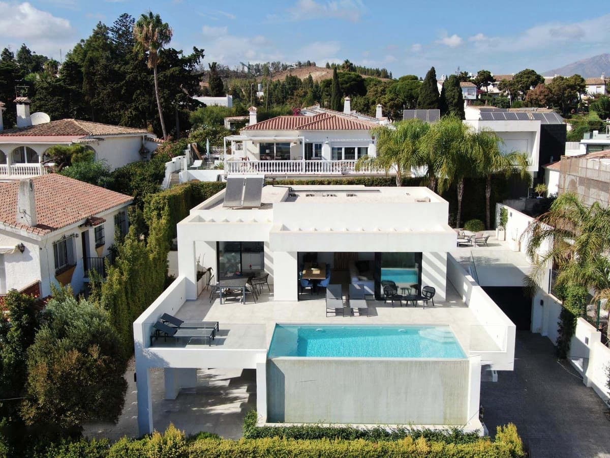 5 bedroom Villa for sale in La Cala de Mijas with pool garage - € 1,450,000 (Ref: 9562178)