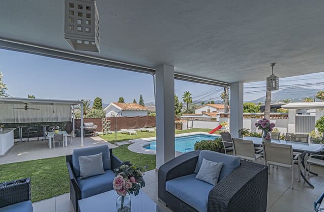 5 sypialnia Willa na sprzedaż w San Pedro de Alcantara, Marbella z basenem garażem - 1 995 000 € (Ref: 9575382)