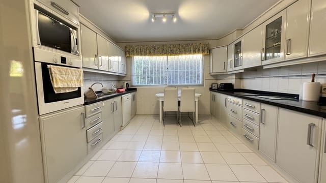 4 Zimmer Villa zu verkaufen in El Paraiso, Estepona mit Pool Garage - 1.650.000 € (Ref: 9575384)