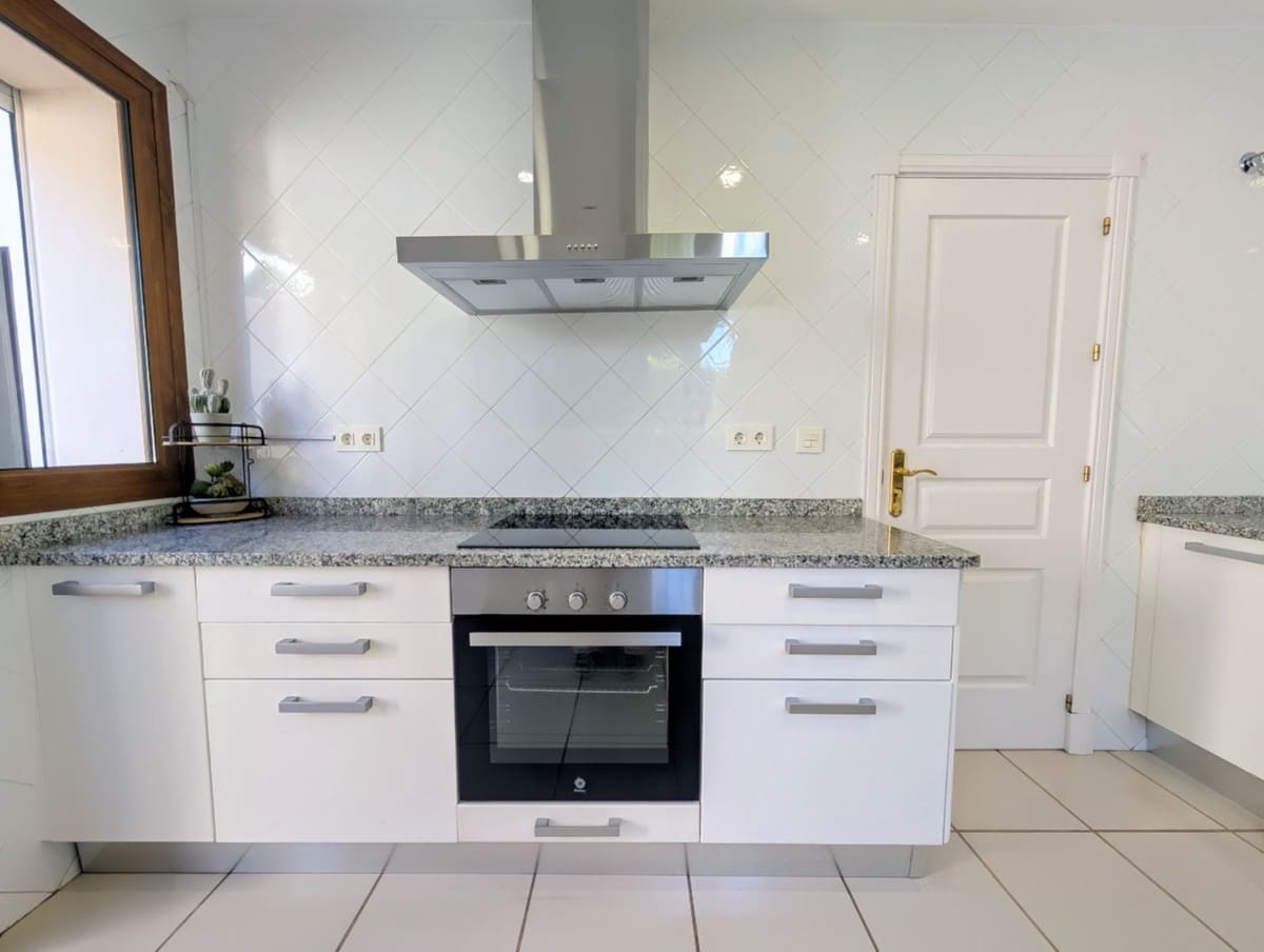 Casa de 4 habitaciones en El Paraiso en venta con piscina garaje - 945.000 € (Ref: 9580149)