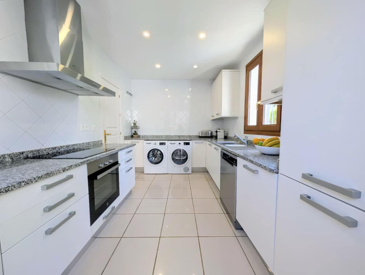 Casa de 4 habitaciones en El Paraiso en venta con piscina garaje - 945.000 € (Ref: 9580149)