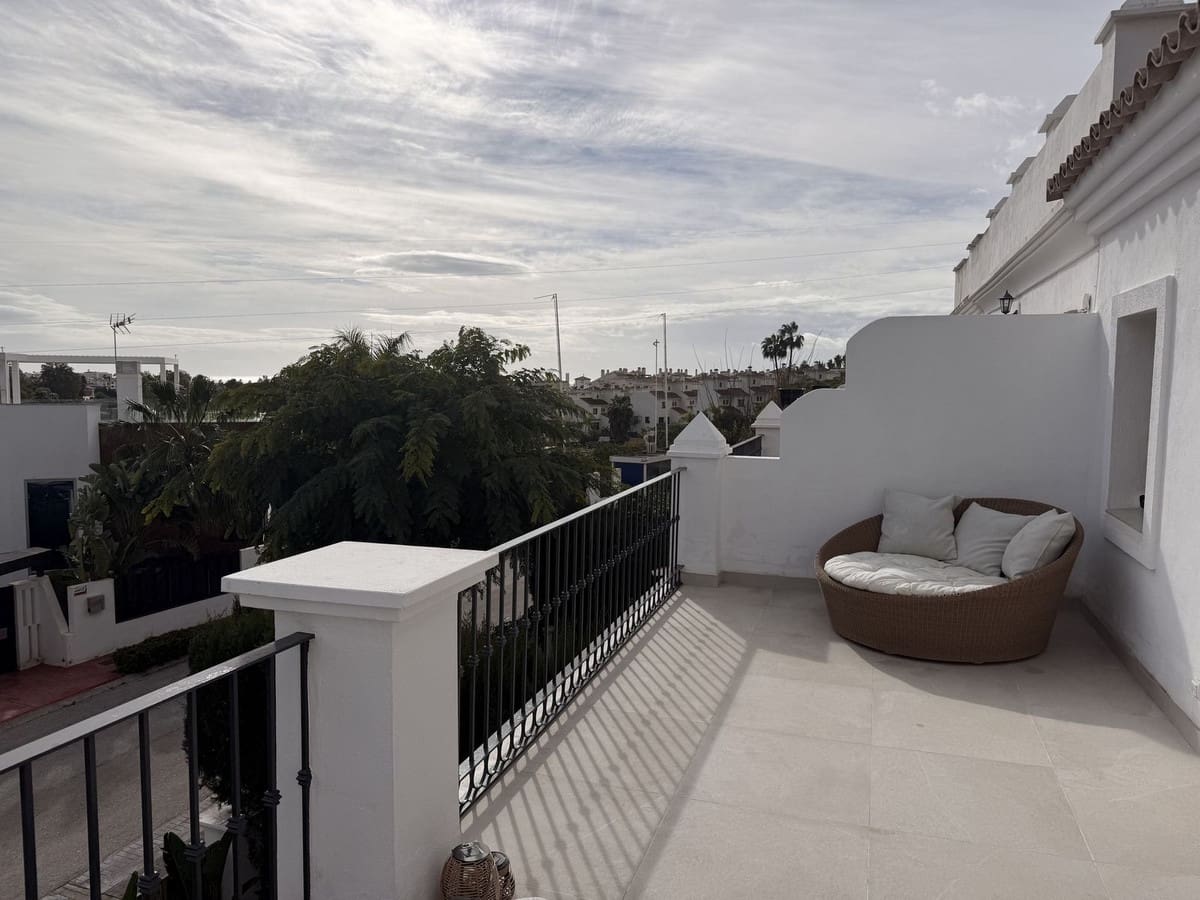 4 bedroom Townhouse for sale in Estepona with pool garage - € 795,000 (Ref: 9580151)
