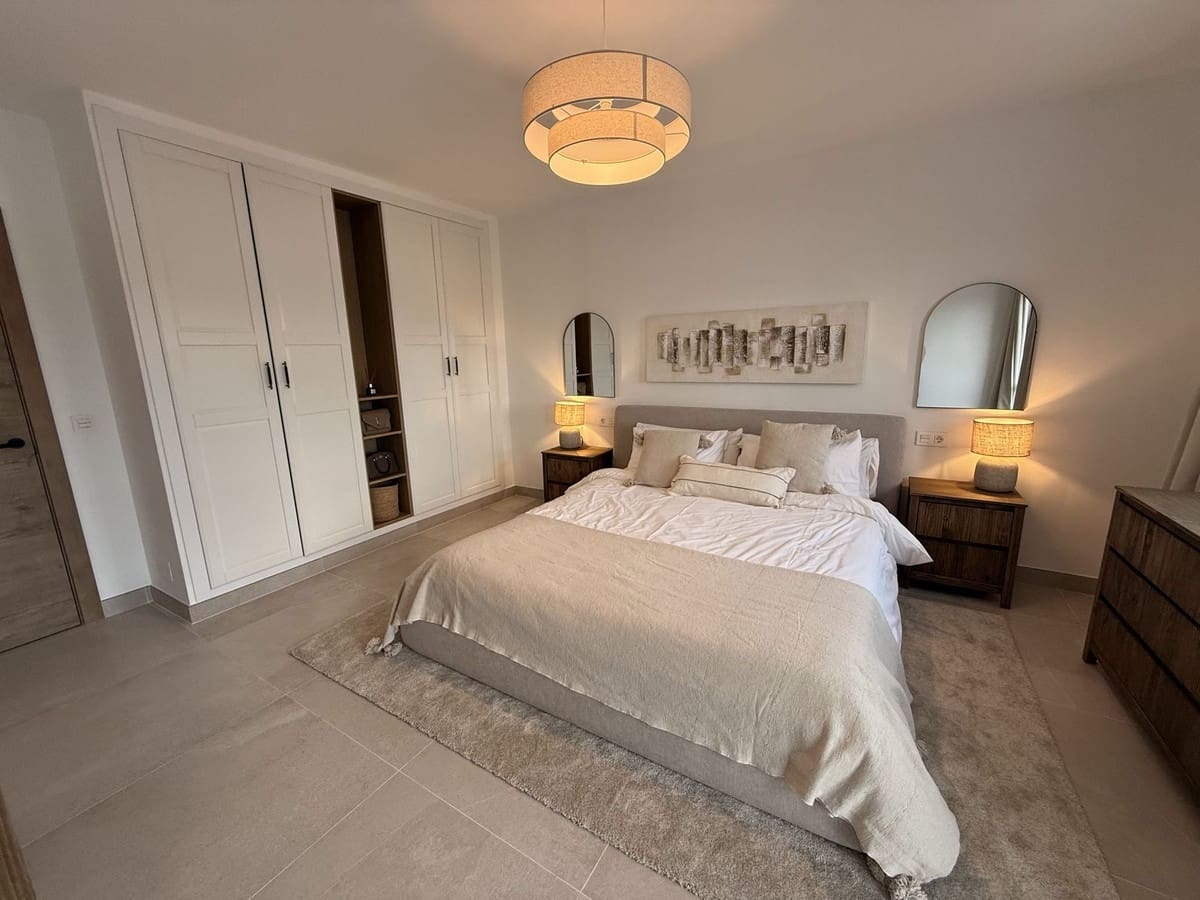 4 bedroom Townhouse for sale in Estepona with pool garage - € 795,000 (Ref: 9580151)