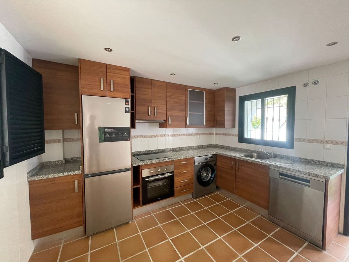 3 sovrum Hus till salu i Manilva med pool garage - 615 000 € (Ref: 9580155)